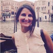 Laureata in architettura, diplomata all accademia impartisce lezioni private di sotria dell arte